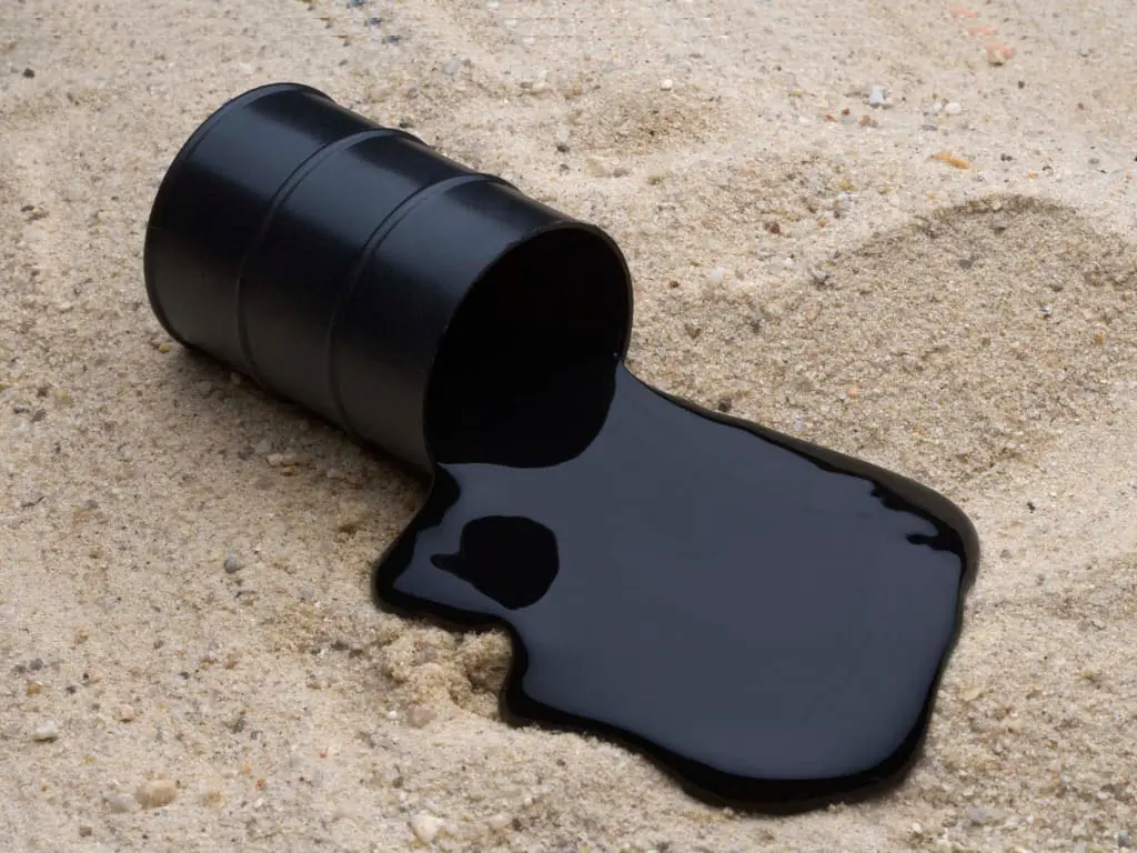 فهم مزايا وعيوب استخدام المشتتات في معالجة تسربات النفط