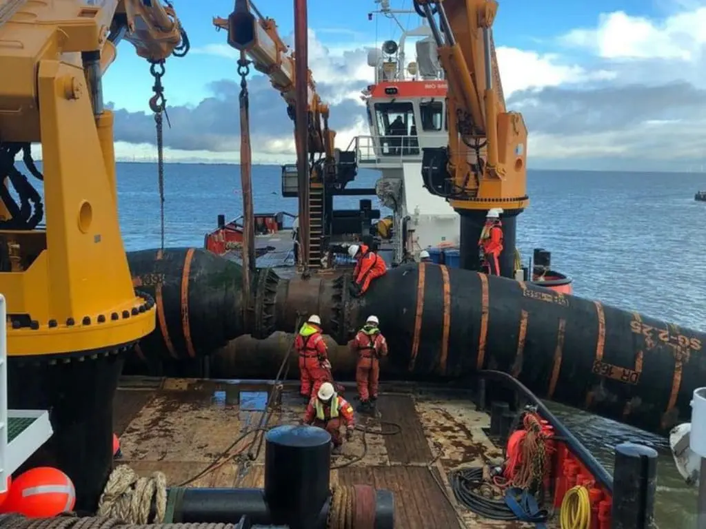 إتقان فن تنظيف تسربات النفط في خطوط الأنابيب: التقنيات، التحديات، والحلول