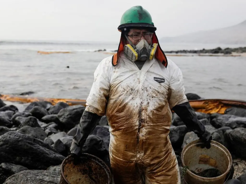 تسربات النفط في روسيا: الأسباب، العواقب، والحلول