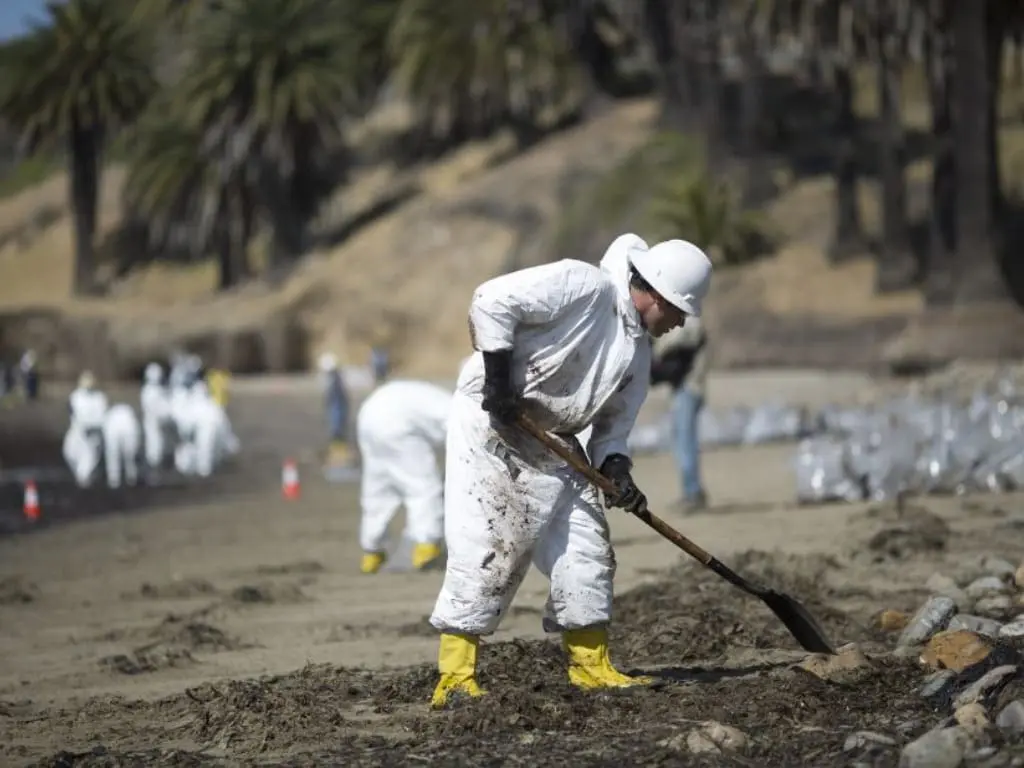 إشراك المجتمعات في تنظيف تسربات النفط بفعالية: عنصر حيوي لاستعادة البيئة