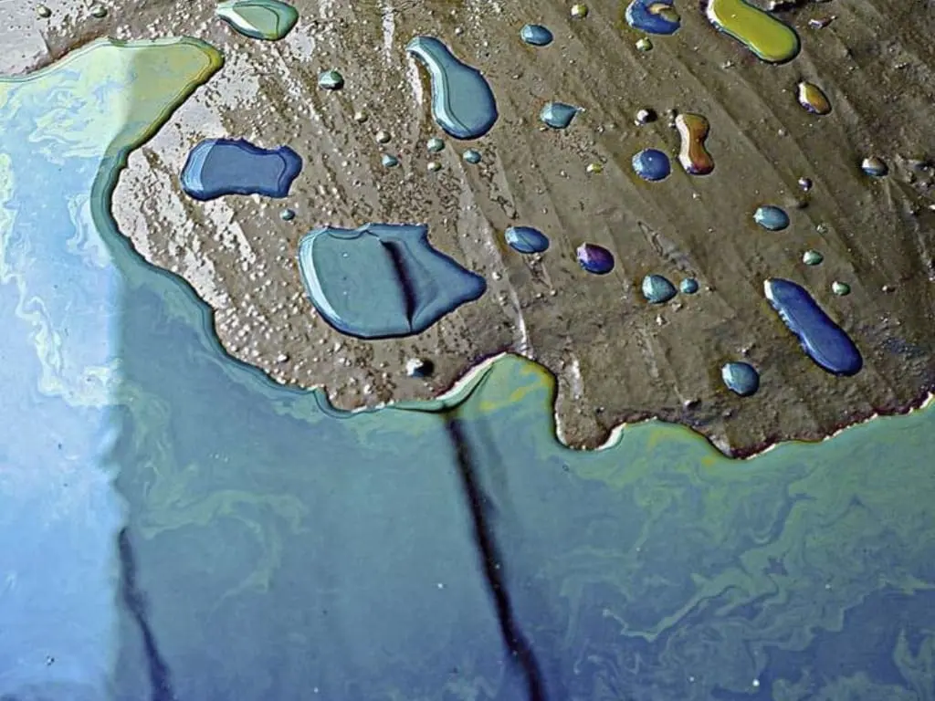 فهم تسرب النفط: أسبابه، عواقبه، والحلول الممكنة