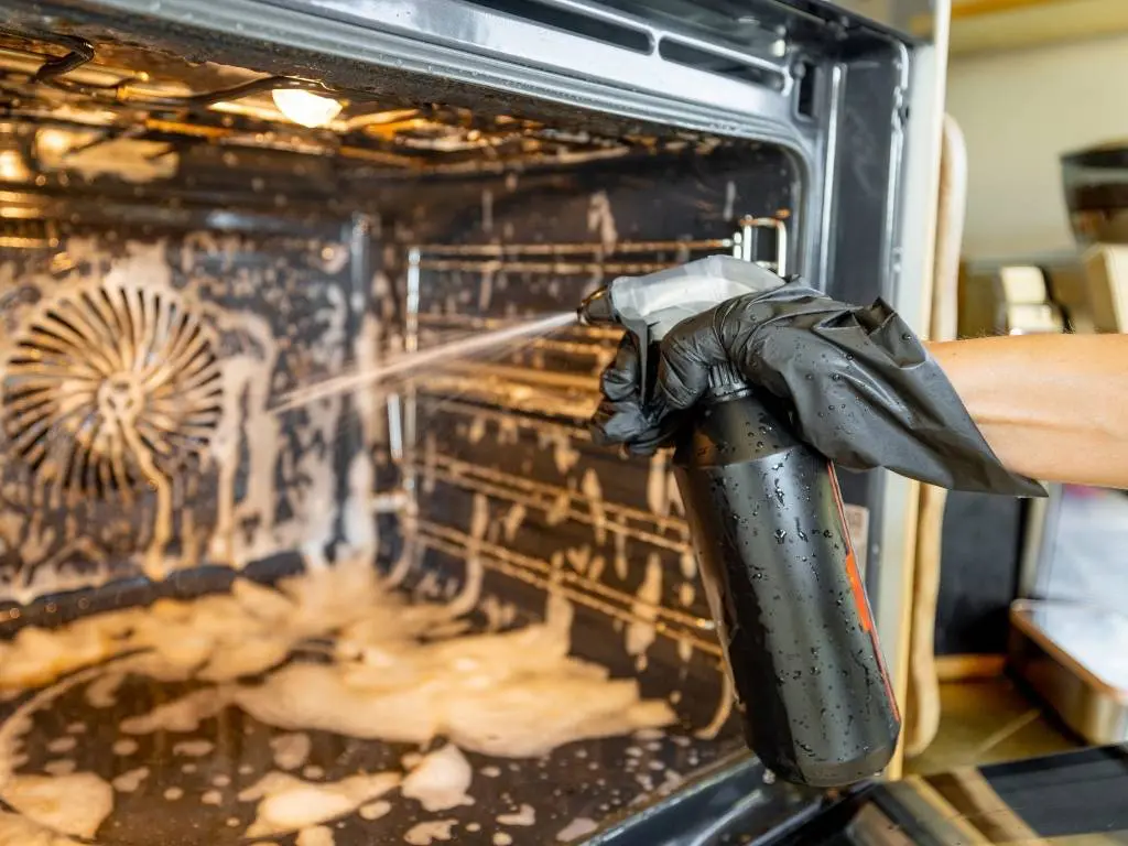 ما هو مزيل الشحوم؟ استكشاف أنواعه، استخداماته، وفوائده