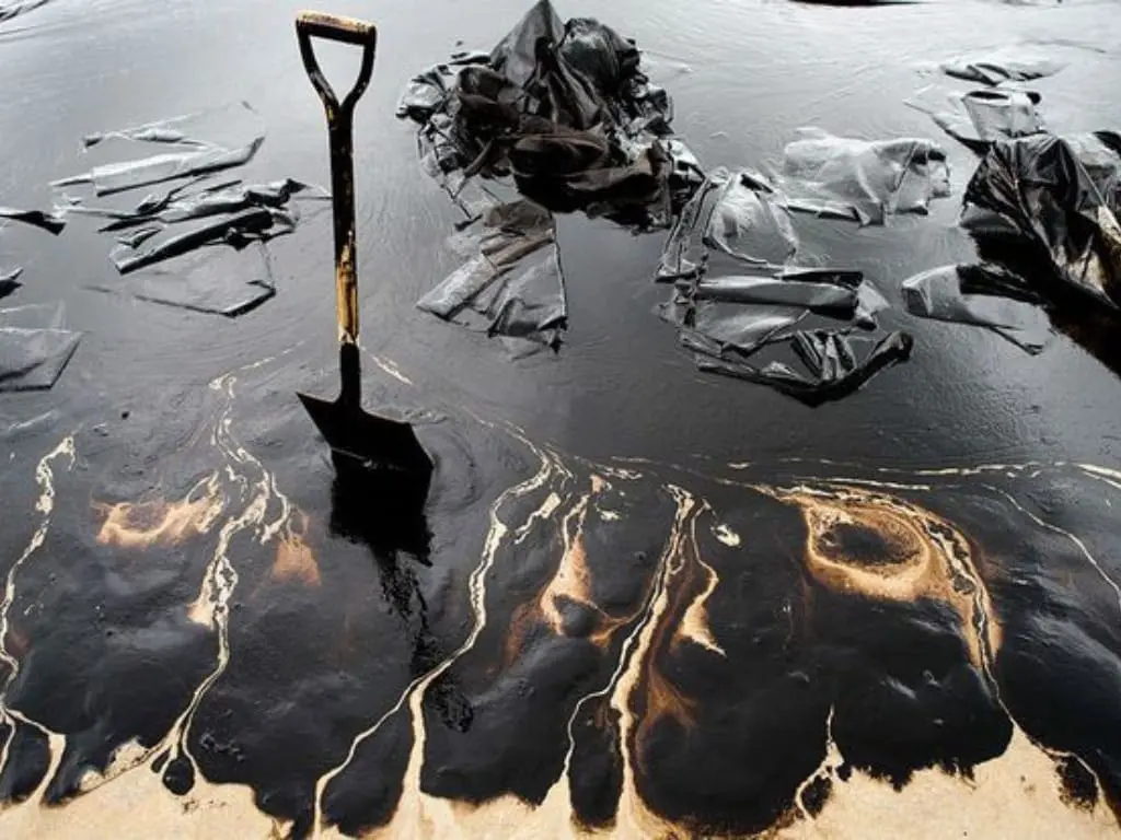 فهم تفكك بقع النفط وحلول AQUAQUICK 2000 الفعالة