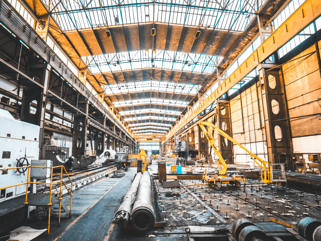 تنظيف التسربات النفطية الصناعية: التقنيات، التحديات، والحلول