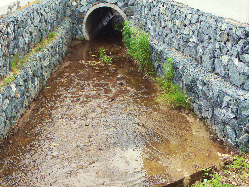 ٥ طرق لتنظيف أنابيب التصريف