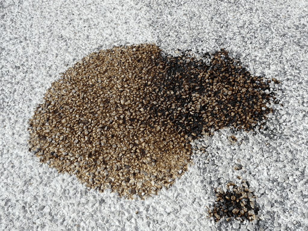 بقعة النفط على الطريق: الأسباب، التأثيرات، والحلول