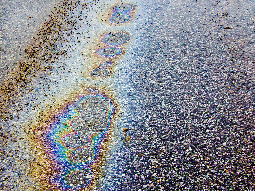 كيفية تنظيف بقع الزيت على الطرق؟