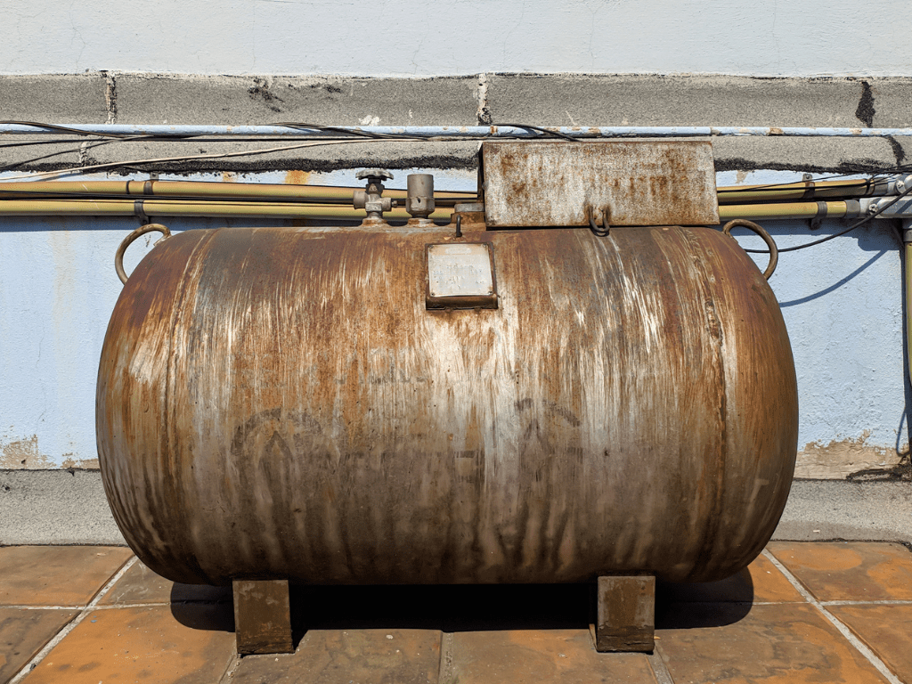 تنظيف خزانات الوقود الصدئة: الدليل الشامل والحلول باستخدام AQUAQUICK 2000