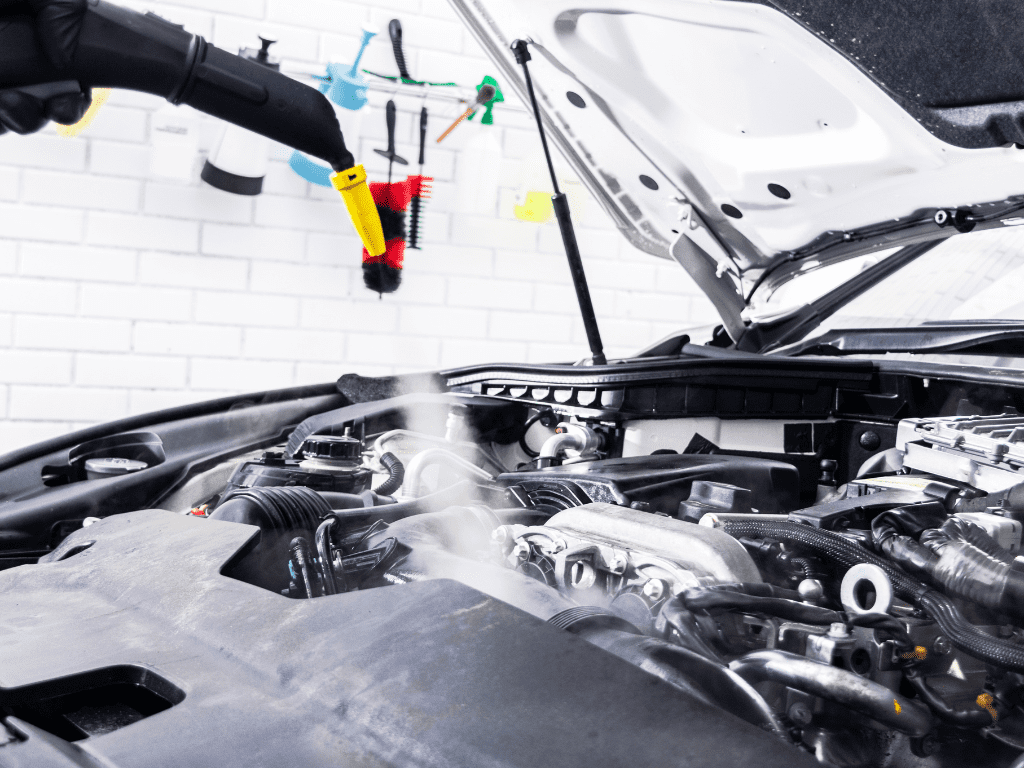 هل يحتاج محرك السيارة إلى التنظيف؟