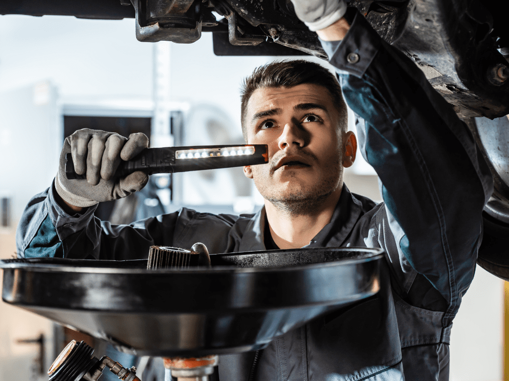 كيفية الوقاية من تسرب الزيت في سيارتك وإصلاحه