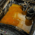 الدليل الكامل لتنظيف مصيدة الدهون: حلول تنظيف ذاتية ودمج AquaQuick 2000