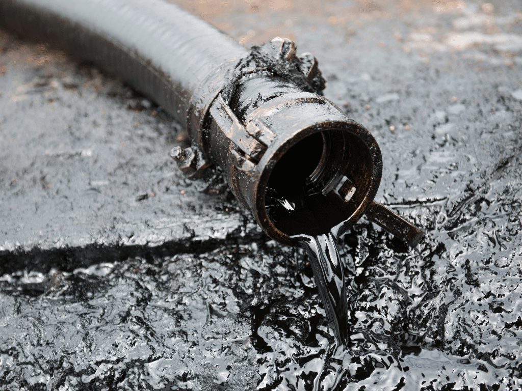 كيفية السيطرة على تسربات النفط باستخدام المشتتات النفطية: الإيجابيات والسلبيات